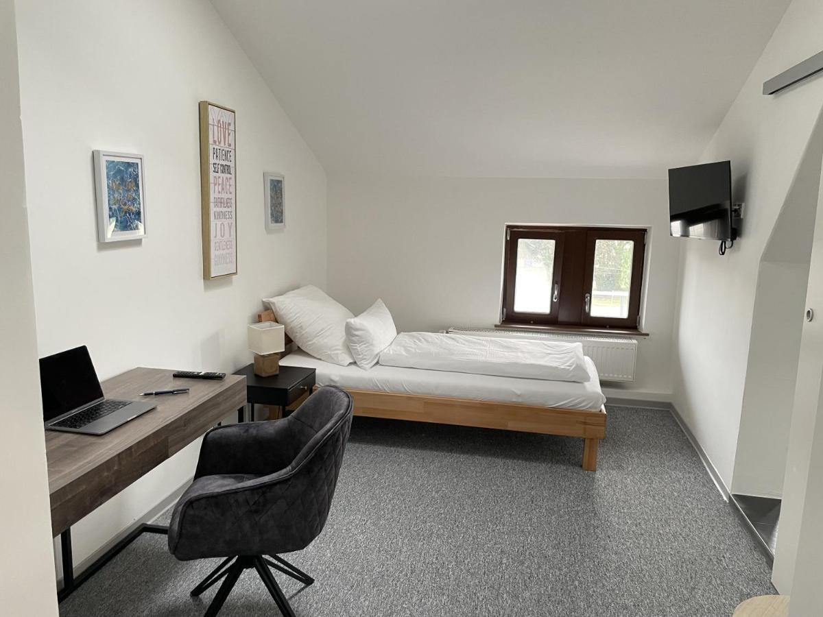 Hotel-Am-Bahnhof Stuttgart-Ditzingen Oda fotoğraf
