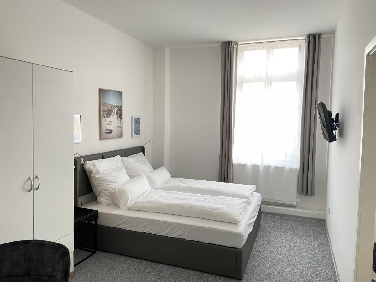 Hotel-Am-Bahnhof Stuttgart-Ditzingen Oda fotoğraf
